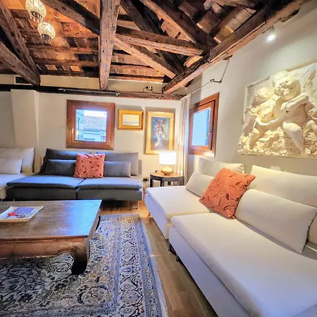 Casanova Penthouse Near Rialto Rooftop View アパート