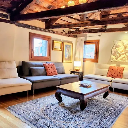 Casanova Penthouse Near Rialto Rooftop View アパート